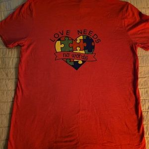 V-neck t-shirt size M